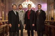 Die verm&ouml;gende B&ouml;rsenmaklerfamilie Forsyte geh&ouml;rt zu Londons Elite. Als es um die Zukunft des Unternehmens geht, entstehen sowohl zwischen den Br&uuml;dern Jolyon Sr. (Stephen Moyer, l.) und James (Jack Davenport, r.) als auch zwischen den Cousins Jolyon Jr. (Danny Griffin, 2.v.l.) und Soames (Joshua Orpin, 2.v.r.) Rivalit&auml;ten.