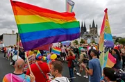 CSD-Besucher auf der allj&auml;hrlichen CSD-Parade im Rahmen des Cologne Pride 2025 in K&ouml;ln.