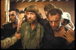 James Braddock (Chuck Norris, 2.v.l.)