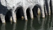 Die Säulen am Lake Crowley bestehen aus Mordenit, einem Mineral, das sich meist nach Vulkanausbrüchen bildet. Die Säulen am Lake Crowley bestehen aus Mordenit, einem Mineral, das sich meist nach Vulkanausbrüchen bildet.
