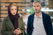 Ali (Navid Mohammadzadeh, re.) und Alma (Hasti Mahdavifar, li.) als Undercover-Agenten verkleidet Ali (Navid Mohammadzadeh, re.) und Alma (Hasti Mahdavifar, li.) als Undercover-Agenten verkleidet