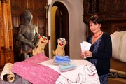 Jan & Henry besuchen die Gr&auml;fin (Ute Willing) im Schlo&szlig;.