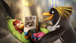 Der talentierte Surfer Cody trifft auf die draufg&auml;ngerische Surfer-Gruppe 'The Hang 5'. Er und sein Freund Chicken Joe (l.) m&ouml;chten sie zu einer der gef&auml;hrlichsten Surf-Stellen der Welt begleiten, wo man Ger&uuml;chten zufolge die h&ouml;chsten Wellen erwischen kann. In welche Gefahr er sich begibt, wei&szlig; er allerdings noch nicht. Wird alles gut gehen?