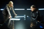 Staatsanwältin Schrankmann (Kerstin Thielemann, l.) knöpft sich Kim Krüger (Katja Woywood) vor und hegt Zweifel an deren Darstellung der Ereignisse. Staatsanwältin Schrankmann (Kerstin Thielemann, l.) knöpft sich Kim Krüger (Katja Woywood) vor und hegt Zweifel an deren Darstellung der Ereignisse.