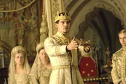 Er selbst kr&ouml;nt seine Anne zur K&ouml;nigin von England: K&ouml;nig Henry VIII. (Jonathan Rhys Meyers) ...