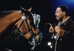 Dr. Dolittle (Eddie Murphy) muss einem Pferd eine Impfung verabreichen.