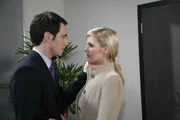 Manu ist gut gelaunt zur Hotelschicht unterwegs, glaubt sie, wieder "ganz dicke" mit Mark (Arne Stephan, l.) zu sein. Und damit sprengt sie die Versöhnung zwischen Alexandra (Ivonne Schönherr, r.) und Mark ... Manu ist gut gelaunt zur Hotelschicht unterwegs, glaubt sie, wieder "ganz dicke" mit Mark (Arne Stephan, l.) zu sein. Und damit sprengt sie die Versöhnung zwischen Alexandra (Ivonne Schönherr, r.) und Mark ...
