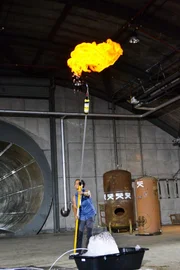 CREEPY CLOUD - Geowissenschaftler Sian Proctor testet eine entzündliche Chemiewolke. CREEPY CLOUD - Geowissenschaftler Sian Proctor testet eine entzündliche Chemiewolke.
