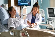 Fran Huck (Brittany Willacy, l.) und Dr. Claire Browne (Antonia Thomas)