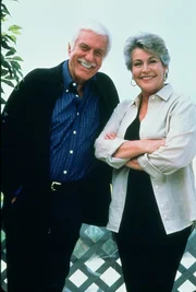 Dr. Mark Sloan (Dick Van Dyke, l.); Danielle Marsh (Helen Reddy) Dr. Mark Sloan (Dick Van Dyke, l.); Danielle Marsh (Helen Reddy)
