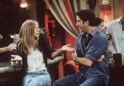 Ross (David Schwimmer, r.) bietet Rachel (Jennifer Aniston, l.) an, bei ihm einzuziehen ... Ross (David Schwimmer, r.) bietet Rachel (Jennifer Aniston, l.) an, bei ihm einzuziehen ...