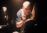 Gerry Schnauz (Pruitt Taylor Vince, l.); Dana Scully (Gillian Anderson, r.)