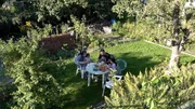 Mehmet startet ein Grill-Event mit der Familie. Die achtjährige Delila packt kräftig mit an, als sie plötzlich von einem Krabbeltier überrascht wird. Mehmet startet ein Grill-Event mit der Familie. Die achtjährige Delila packt kräftig mit an, als sie plötzlich von einem Krabbeltier überrascht wird.