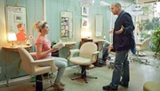 Max (Heino Ferch) sucht Nancy (Karolina Lodyga) in ihrem Friseur Salon auf und bittet sie um Rat .