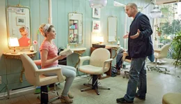 Max (Heino Ferch) sucht Nancy (Karolina Lodyga) in ihrem Friseur Salon auf und bittet sie um Rat .