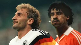 Rudi V&ouml;ller - eine lebende Fu&szlig;ball-Legende. Unvergessen die Szene im WM-Achtelfinale 1990, als der Niederl&auml;nder Frank Rijkaard den deutschen St&uuml;rmer anspuckt. "Terra X History" erinnert an gro&szlig;e Momente auf dem Spielfeld und zeichnet ein Portrait des deutschen Ausnahme-Fu&szlig;ballers Rudi V&ouml;ller.