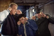 v.li.: Harry (Norbert Heisterkamp), Murat (Fatih Cevikkollu) und Viktor (Waldemar Kobus) warten auf den Schuss, der Atzes Rivalen aus dem Weg r&auml;umt.