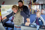 Paul (Daniel Roesner, l.) hat es geschafft, an Bord des entführten Busses zu kommen und wird von Gangster Steffen Müller (Rafael Banasik) festgehalten. Und die Tatsache, dass sich unter den Geiseln auch Pauls Nichte Emilia (Letizia Caldi, r.) befindet, macht die Situation nicht einfacher... Paul (Daniel Roesner, l.) hat es geschafft, an Bord des entführten Busses zu kommen und wird von Gangster Steffen Müller (Rafael Banasik) festgehalten. Und die Tatsache, dass sich unter den Geiseln auch Pauls Nichte Emilia (Letizia Caldi, r.) befindet, macht die Situation nicht einfacher...