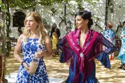 Pia (Birte Hanusrichter, l.) hat Floras Flamenco-Partner ihren Rotwein übers Hemd geschüttet. Flora (Collien Ulmen-Fernandes, r.) nimmt das Ganze gelassen und amüsiert sich über die verzweifelte Pia aus Leipzig. Pia (Birte Hanusrichter, l.) hat Floras Flamenco-Partner ihren Rotwein übers Hemd geschüttet. Flora (Collien Ulmen-Fernandes, r.) nimmt das Ganze gelassen und amüsiert sich über die verzweifelte Pia aus Leipzig.