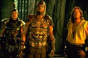 Der neue Herrscher von Apropus, K&ouml;nig Maxius, hat in seinem Reich die Sklaverei wieder eingef&uuml;hrt. Mit seinen Wetteins&auml;tzen bei Gladiatorenk&auml;mpfen verdient der Tyrann eine Menge Geld. Hercules (Kevin Sorbo hier mit Tony Todd als Gladius) und Iolaus lassen sich von der K&ouml;nigs-Garde gefangen nehmen. Ihr Schicksal scheint besiegelt: Die beiden sollen als Gladiatoren k&auml;mpfen.