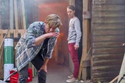 Oleg (Bela Gabor Lenz, r.) rettet Olaf Blonsk (Kai Ivo Baulitz) in letzter Sekunde aus der brennenden H&uuml;tte...
