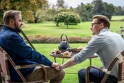 Machen sich Sorgen um ihre Zukunft, v.li.: Magnus Millang als Henrik, Esben Smed als Nikolay Machen sich Sorgen um ihre Zukunft, v.li.: Magnus Millang als Henrik, Esben Smed als Nikolay