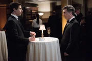 Jake Peralta (Andy Samberg, l.); Geoffrey Hoytsman (Chris Parnell, r.) Jake Peralta (Andy Samberg, l.); Geoffrey Hoytsman (Chris Parnell, r.)