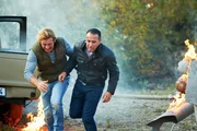 Morten flieht mit dem angeschlagenen Semir (Erdogan Atalay, r.) und crasht in einen Tank. Paul (Daniel Roesner) kann Semir in letzter Sekunde aus dem Wagen ziehen und in Sicherheit bringen bevor der Tank explodiert. Morten flieht mit dem angeschlagenen Semir (Erdogan Atalay, r.) und crasht in einen Tank. Paul (Daniel Roesner) kann Semir in letzter Sekunde aus dem Wagen ziehen und in Sicherheit bringen bevor der Tank explodiert.
