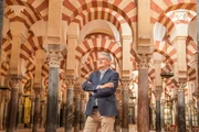Christopher Clark zwischen den S&auml;ulen der Mezquita in Cordoba &ndash; eine Moschee, die in eine Kirche umgewandelt wurde.