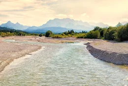 Die Isar ist der letzte Wildfluss in Deutschland. Auf den fast 300 Kilometern, die sie vom Quellgebiet im Tiroler Karwendelgebirge bis zu ihrer M&uuml;ndung in die Donau zur&uuml;cklegt, wird sie vom Gebirgsfluss zum Strom.
