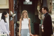 Rachel (Jennifer Aniston, M.) freut sich auf eine Wohngemeinschaft mit Monica (Courteney Cox, l.) und Chandler (Matthew Perry, r.).