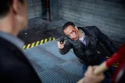 Semir (Erdogan Atalay, r.), der mittlerweile schwer angeschlagen ist, trifft in dem Raketensilo auf Links Sicherheitschef Dufourquet (Jean-Yves Berteloot). Semir (Erdogan Atalay, r.), der mittlerweile schwer angeschlagen ist, trifft in dem Raketensilo auf Links Sicherheitschef Dufourquet (Jean-Yves Berteloot).