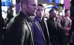 W&auml;hrend seines Jobs f&uuml;r Million&auml;r Cyrus Kinnick (Michael Angarano, 2.v.l.) kann Nick (Jason Statham, l.) nicht ausblenden, was seiner Ex-Freundin Holly zugesto&szlig;en ist.