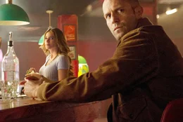 Als Nick (Jason Statham) in einer Bar die attraktive DD (Sof&iacute;a Vergara) anmacht, taucht "pl&ouml;tzlich" deren Freund auf und wird von Nick provoziert. Doch die Situation ist kein Zufall...