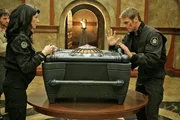 Vala (Claudia Black) und Dr. Daniel Jackson (Michael Shanks) haben die Lade der Wahrheit gefunden. Vala (Claudia Black) und Dr. Daniel Jackson (Michael Shanks) haben die Lade der Wahrheit gefunden.