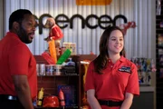 Leon Schmion (Chad Coleman, l.); Erica Goldberg (Hayley Orrantia, r.) Leon Schmion (Chad Coleman, l.); Erica Goldberg (Hayley Orrantia, r.)