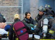 Chicago Fire Der letzte Einsatz - It Ain't Easy Staffel 1, Episode 9 Versorgen ihren verletzten Kollegen: Mo Gallini als Jose Vargas, Lauren German als Shay, Monica Raymund als Gabrielle Dawson, Taylor Kinney als Kelly Severide Chicago Fire Der letzte Einsatz - It Ain't Easy Staffel 1, Episode 9 Versorgen ihren verletzten Kollegen: Mo Gallini als Jose Vargas, Lauren German als Shay, Monica Raymund als Gabrielle Dawson, Taylor Kinney als Kelly Severide