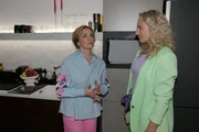 Yvonne (Gisa Zach, l.) erklärt Maren (Eva Mona Rodekirchen), dass sie weiterhin versuchen wird, Gerners Vertrauen zu gewinnen. Yvonne (Gisa Zach, l.) erklärt Maren (Eva Mona Rodekirchen), dass sie weiterhin versuchen wird, Gerners Vertrauen zu gewinnen.