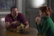 Steht seiner Kollegin Laura (Debra Messing, r.) mit Rat und Tat zur Seite, damit sie es schafft, Job und Familie unter einen Hut zu bringen: Billy Soto (Laz Alonso, l.) ... Steht seiner Kollegin Laura (Debra Messing, r.) mit Rat und Tat zur Seite, damit sie es schafft, Job und Familie unter einen Hut zu bringen: Billy Soto (Laz Alonso, l.) ...