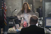 Die Ermittlungen in einem Kriminalfall führen Laura (Debra Messing, l.) zu ihrem Chef Dan Hauser (Enrico Colantoni, r.). Doch hat er wirklich etwas damit zu tun? Die Ermittlungen in einem Kriminalfall führen Laura (Debra Messing, l.) zu ihrem Chef Dan Hauser (Enrico Colantoni, r.). Doch hat er wirklich etwas damit zu tun?