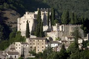 Über der italienischen Ortschaft Rocca Sinibalda thront eine imposante Burg, die in der zweiten Hälfte des 20. Jahrhunderts im Besitz von Mary Phelps Jacob war – einer exzentrischen Ästhetin und Weltbürgerin. Über der italienischen Ortschaft Rocca Sinibalda thront eine imposante Burg, die in der zweiten Hälfte des 20. Jahrhunderts im Besitz von Mary Phelps Jacob war – einer exzentrischen Ästhetin und Weltbürgerin.