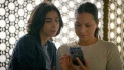 Charlotte "Charlie" (Shaolyn Fernandez, r.) ist not amused, dass im Netz Fake-News über sie und Deniz verbreitet werden. Links Leyla (Suri Abbassi). Charlotte "Charlie" (Shaolyn Fernandez, r.) ist not amused, dass im Netz Fake-News über sie und Deniz verbreitet werden. Links Leyla (Suri Abbassi).