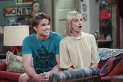 Nicht immer einer Meinung: Nash (Austin Falk, l.) und Caroline (Beth Behrs, r.) ... Nicht immer einer Meinung: Nash (Austin Falk, l.) und Caroline (Beth Behrs, r.) ...