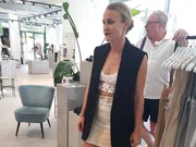 Kandidatin Catherina mit ihrem Vater Thomas als Shoppingbegleitung. Die Verwendung des sendungsbezogenen Materials ist nur mit dem Hinweis und Verlinkung auf RTL+ gestattet. Kandidatin Catherina mit ihrem Vater Thomas als Shoppingbegleitung. Die Verwendung des sendungsbezogenen Materials ist nur mit dem Hinweis und Verlinkung auf RTL+ gestattet.