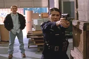 Jesse (Charlie Schlatter, l.) beobachtet verbl&uuml;fft, wie die Polizistin Patty es mit einer Gangsterbande aufnimmt.