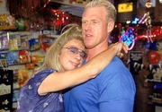 Der als Frau verkleidete Atze (Atze Schr&ouml;der, li.) und Harry (Norbert Heisterkamp) drehen ein Video, das Harrys Freundin beweisen soll, dass er auf Atzes Party nicht fremdgegangen ist...