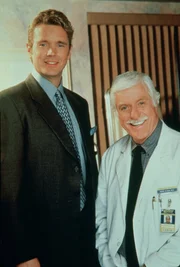 Brett Hayward (John Schneider, l.); Dr. Mark Sloan (Dick Van Dyke, r.)