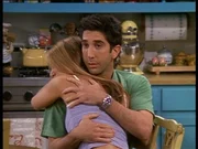 F&uuml;r Ross (David Schwimmer, r.) ist es ein Vergn&uuml;gen, Rachel (Jennifer Aniston, l.) zu tr&ouml;sten ...
