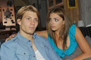 Nach dem Streit mit Gerner sucht Dominik (Raul Richter) Zuflucht bei Emily (Anne Menden).