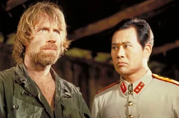 Im Bild: Col. James Braddock (Chuck Norris, l.), Col. Yin (Soon-Teck Oh, r.)